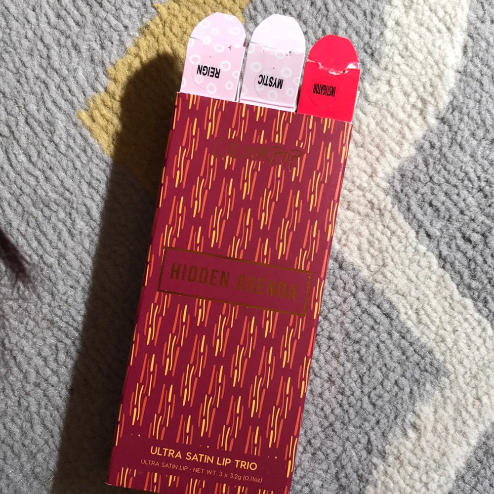 BRAND NEW 3 pack Lipstick NEVER USED IN ORIGINAL